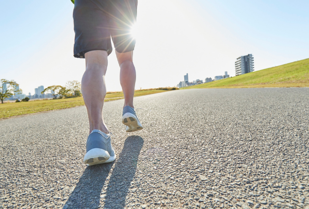 運動する男性の足元