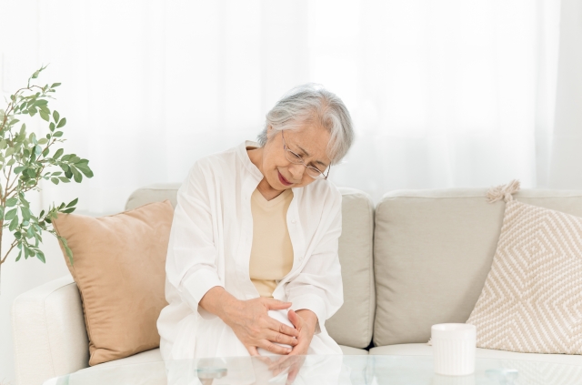 ひざに痛みを感じている様子