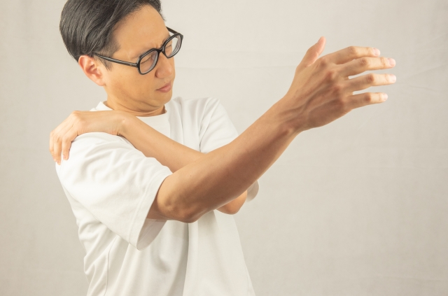 肩が上がらない男性